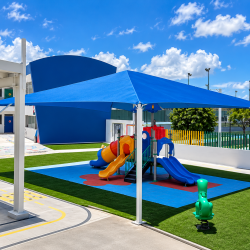 Playground Colorido sob Céu Azul