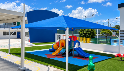 Playground Colorido sob Céu Azul